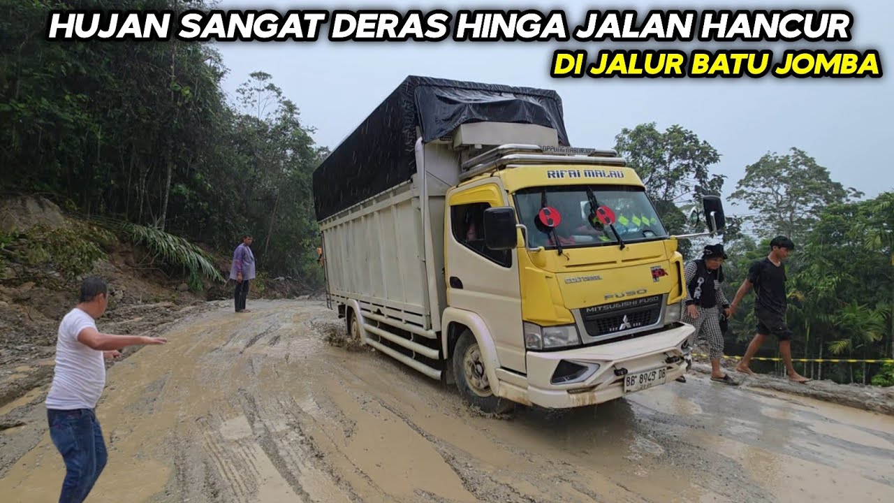 Hujan Sangat Deras Hingga Jalan Hancur Di Jalur Batu Jomba