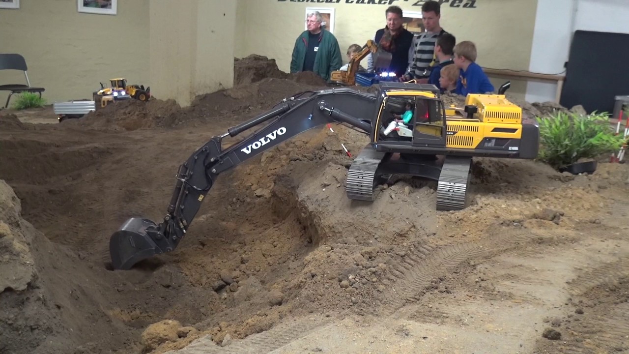 Volvo EC480 loads Claas Xerion