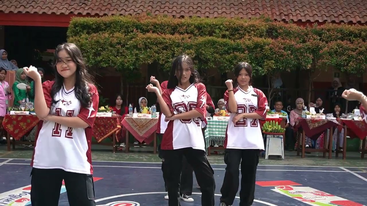 Peringatan Hari Guru tahun 2025 SMPN 130 Jakarta - modern dance perfomance