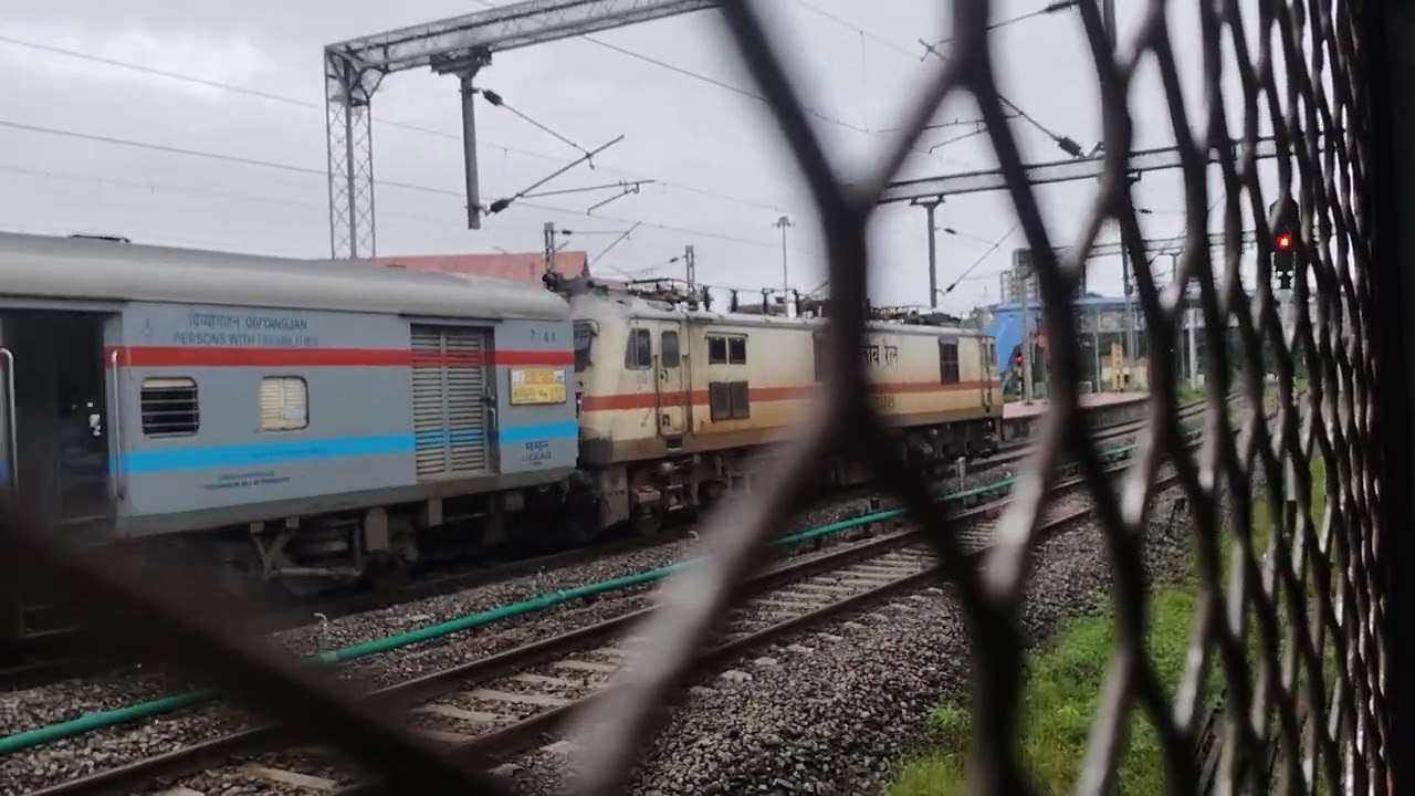 66304 ERNAKULAM KOLLAM MEMU ARRIVING KOTTAYAM PLATFORM NO 3 