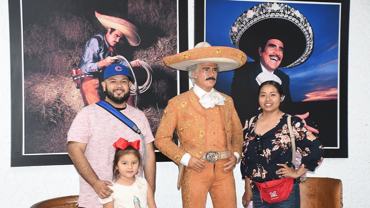Visitando la tienda y restaurante de Vicente Fernandez, Los 3 Potrillos