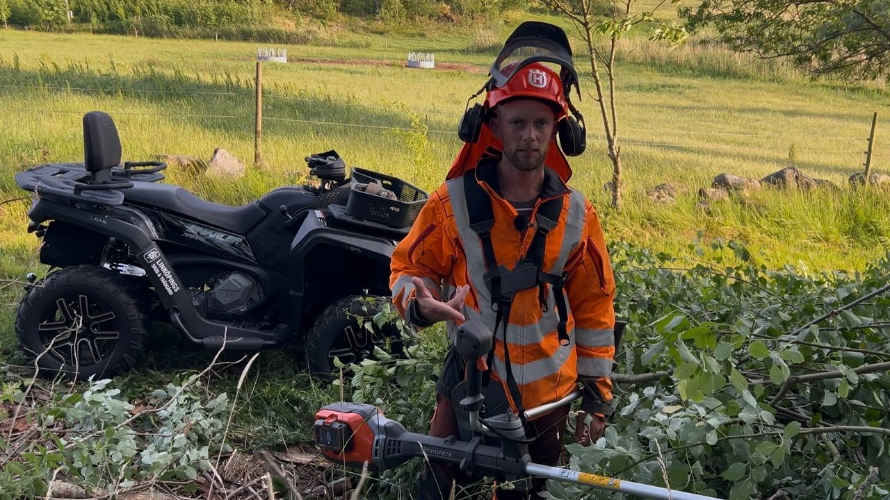 Vi r&ouml;jer fram en gammal v&auml;g ner till sj&ouml;n