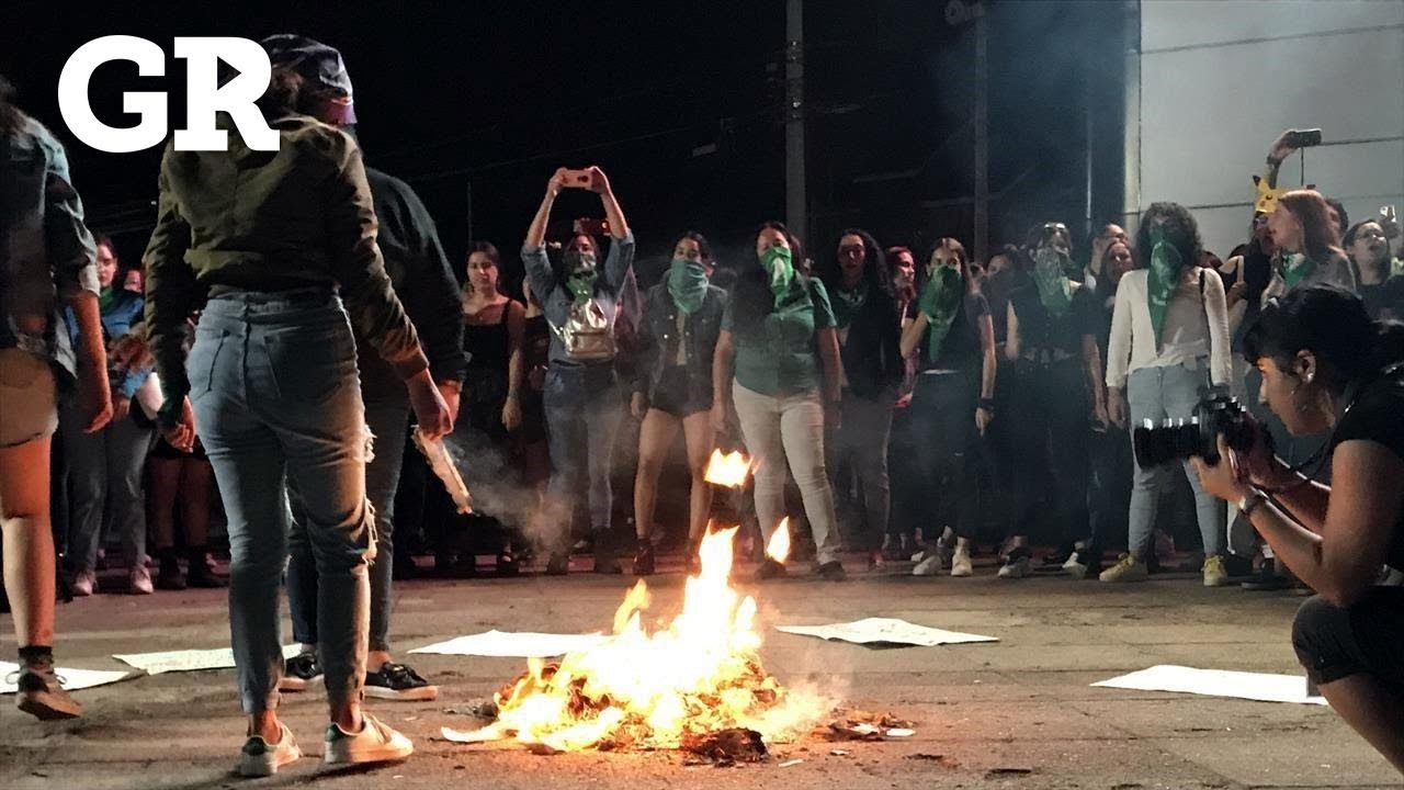 Termina protesta en quema de libros