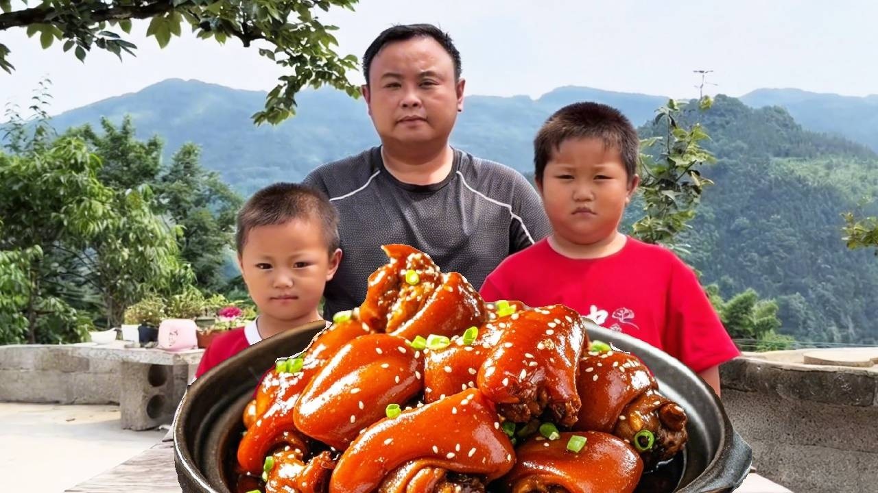 懂事儿子心疼干活的爸爸，帮着爸爸一起剥玉米，还端着水给祖祖洗脚！！