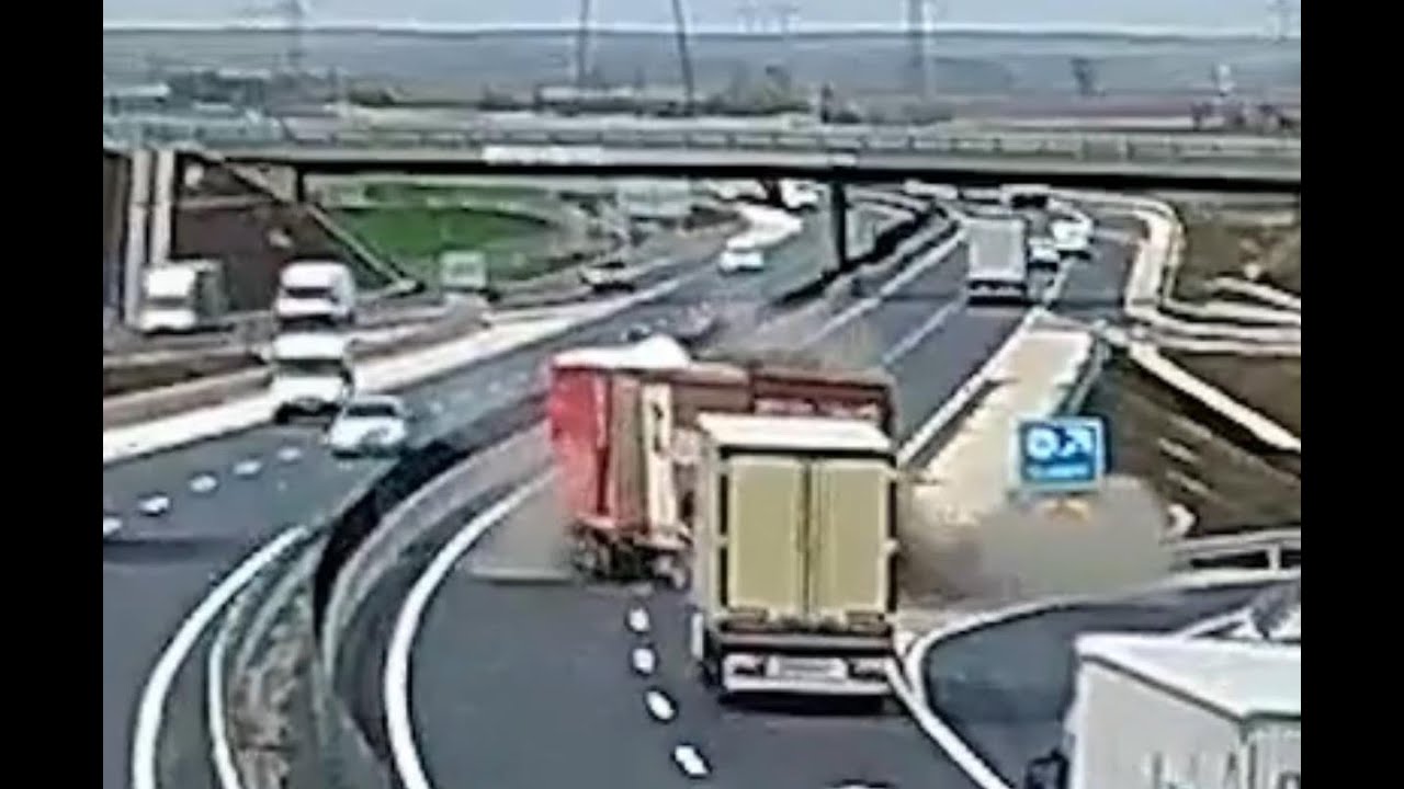 Autópályán tolató kamionba hajtott másik teherszállító Abonynál, az M4-esen (Magyar Közút)