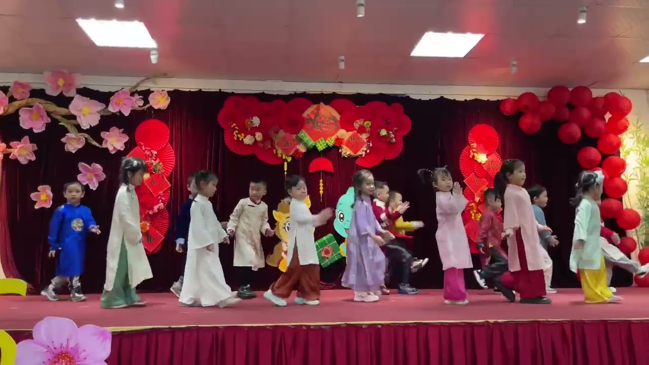Ngày xuân long phụng sum vầy - tiết mục của lớp Moonlingt 4 tuổi