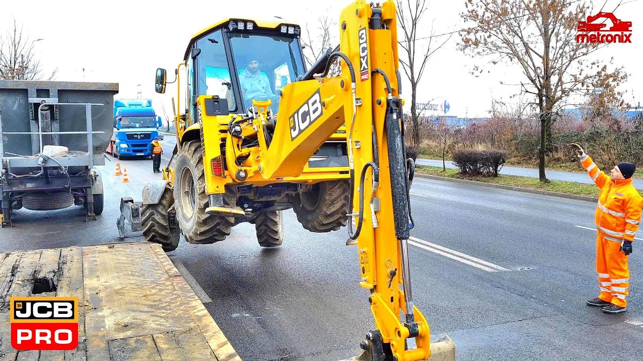 Removing Cars From Accident Scene With a JCB 3CX PRO