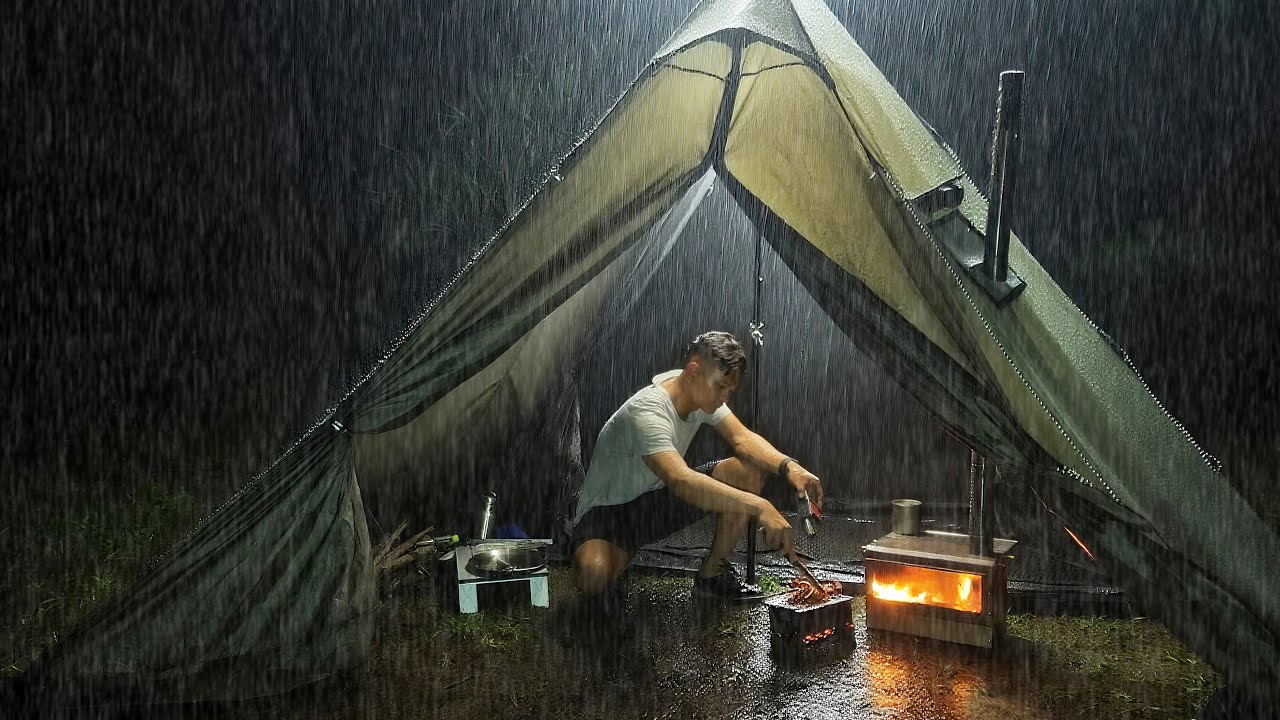 SOLO CAMPING HEAVY RAIN AND THUNDERSTORMS - RELAXING CAMPING IN THE RAIN - ASMR