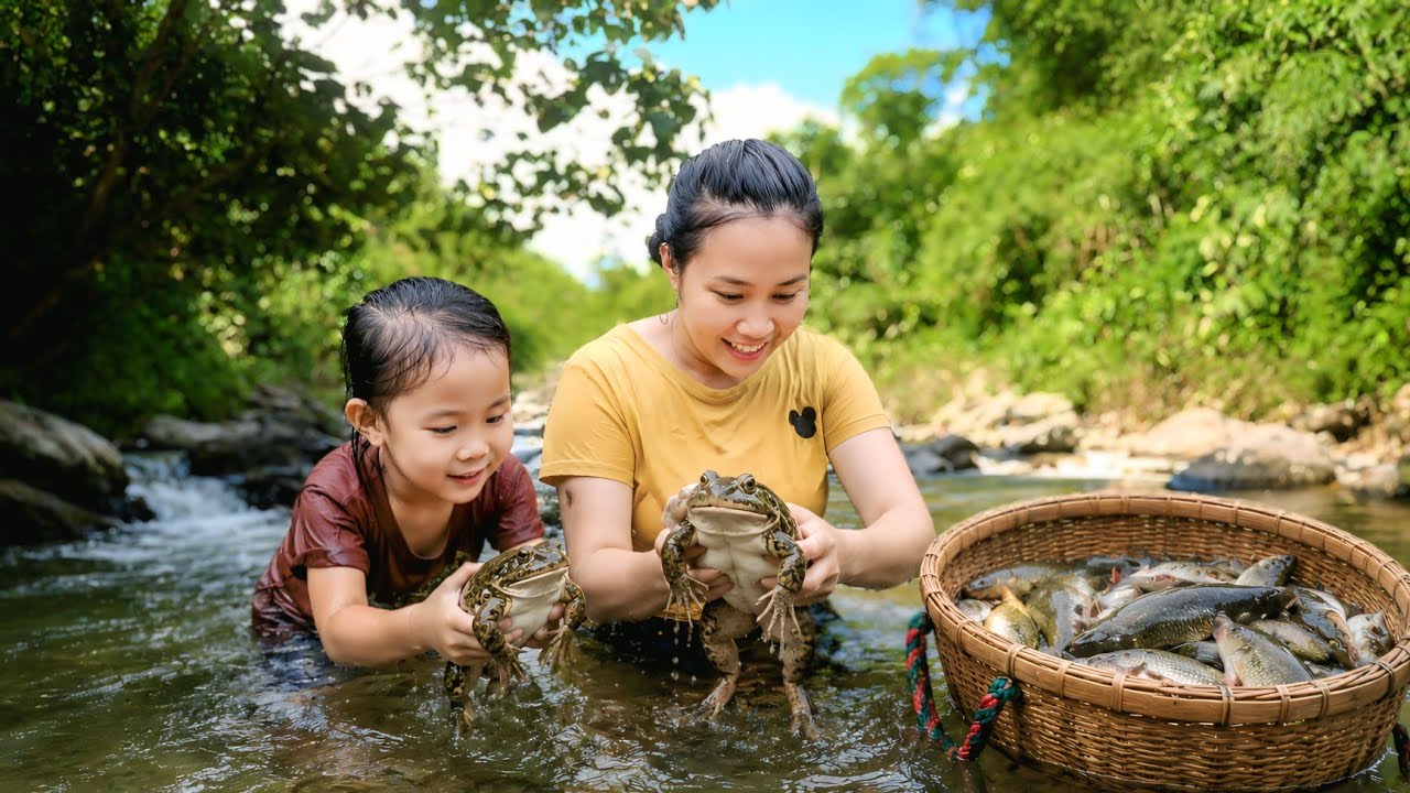 Single mother surviving in the forest: catching frogs and gathering snails and fish | Mountain life