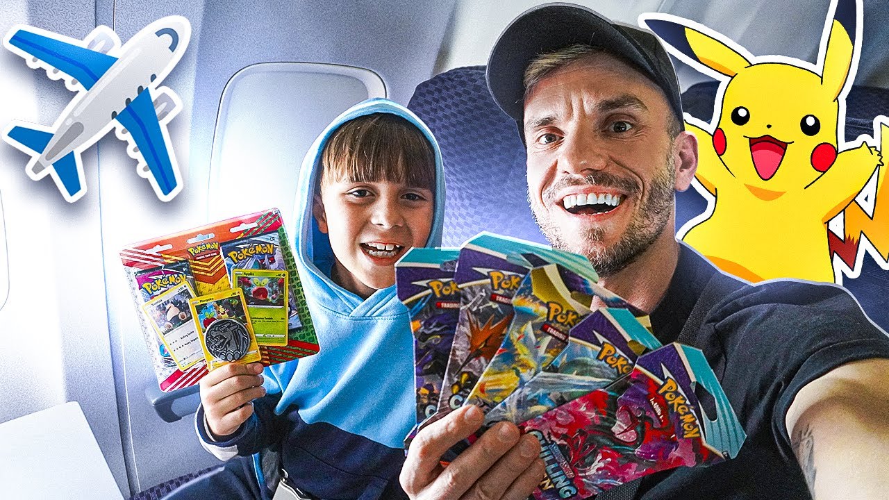 ABRINDO CARTAS de POKEMÓN no AVIÃO durante a VIAGEM para o BRASIL - Família Brancoala