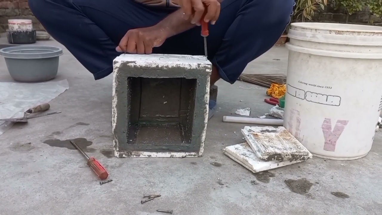 সিমেন্ট, বালু, সুরকি, তাঁর দিয়ে টব তৈরী/Cement, sand, and mortar are used to make tubs.