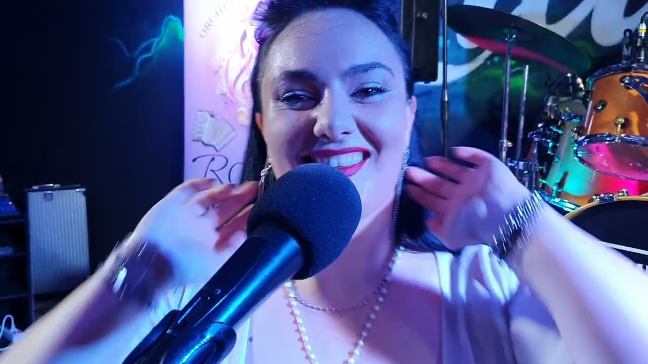 Rosa Di Menna Cantante Talentuosa e Fisarmonicista Virtuosa si esibisce al Dancing Il Ciclone Anzio