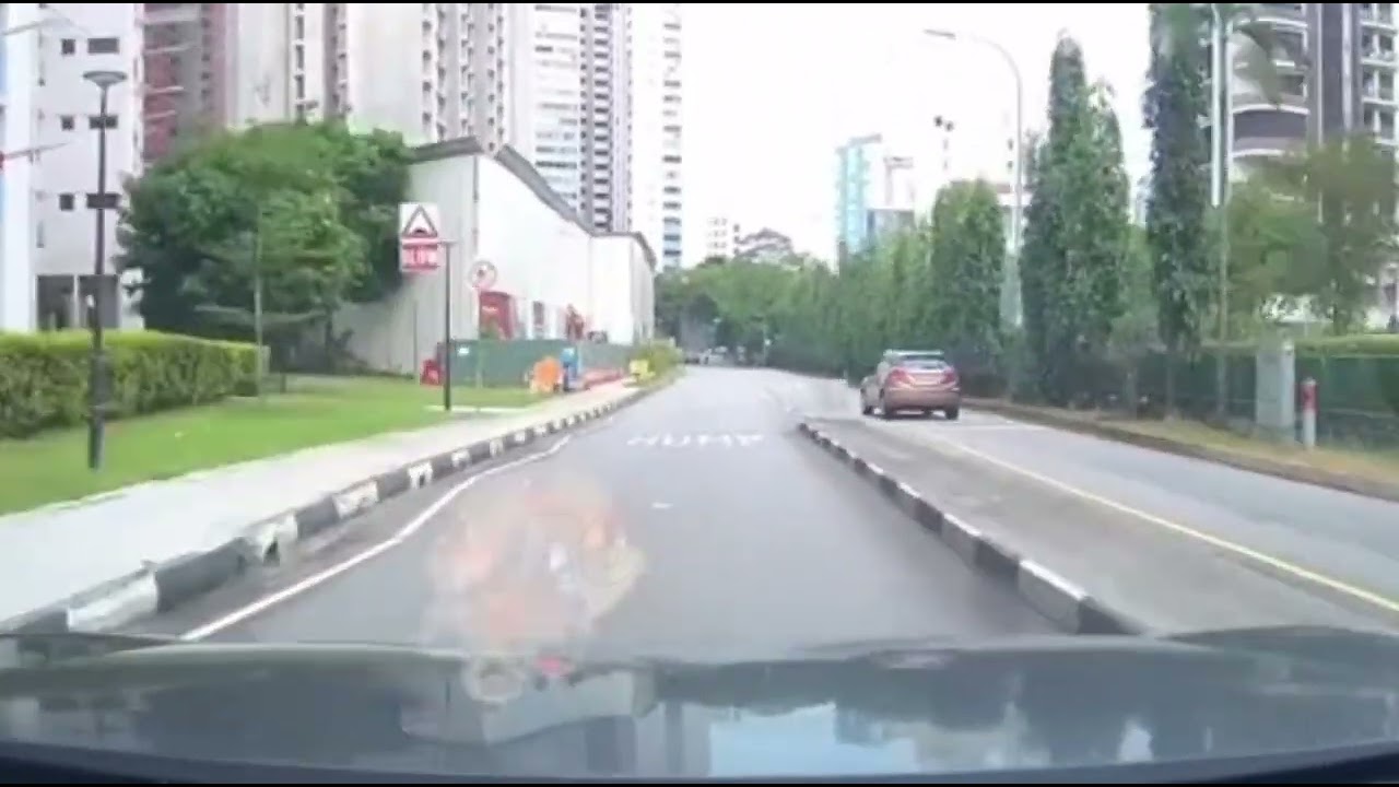 A car overtook at high speed by entering the opposite lane despite a central divider.