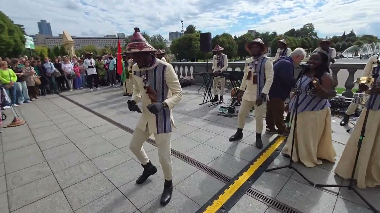 Réaction du public après le passage de l'Orchestre de la Présidence de Faso