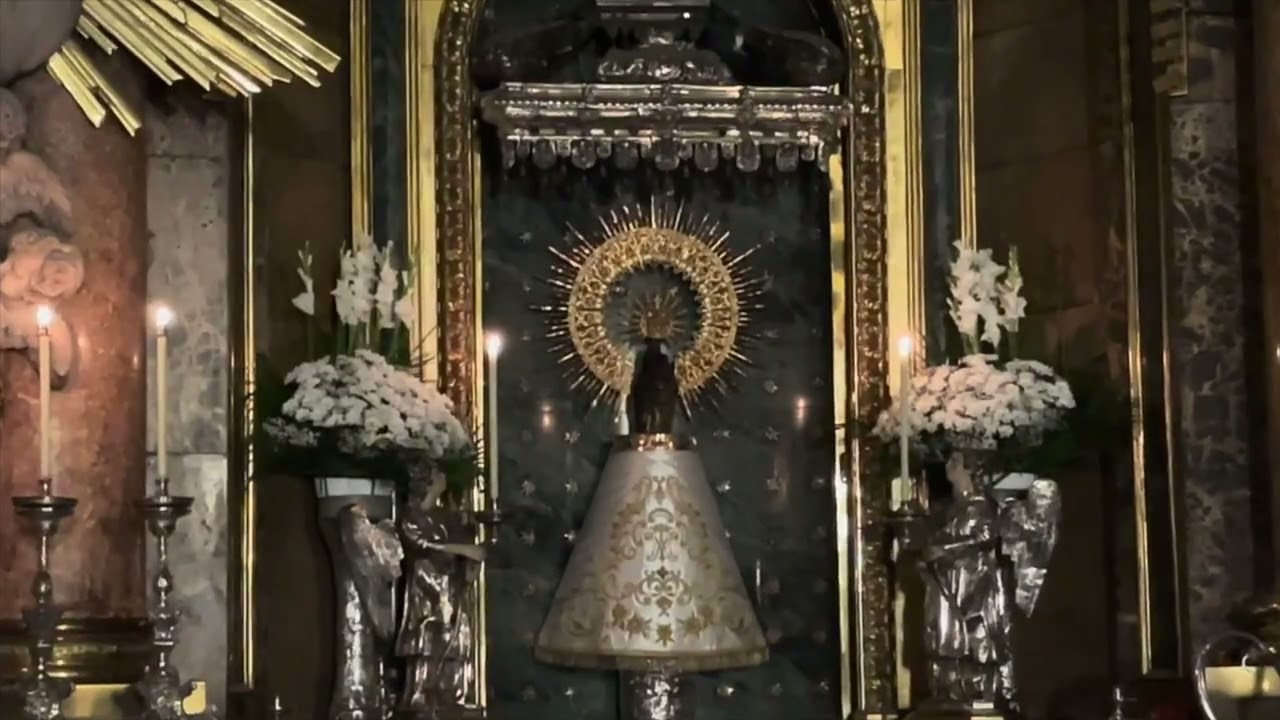 Oración de la noche con la Virgen del Pilar en penumbra