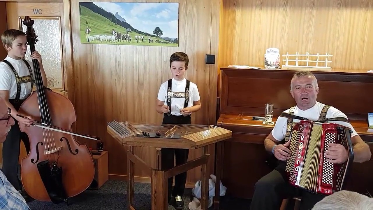 Dari nöd es bitzeli Tradition, Familienkapelle Tüüfner Gruess