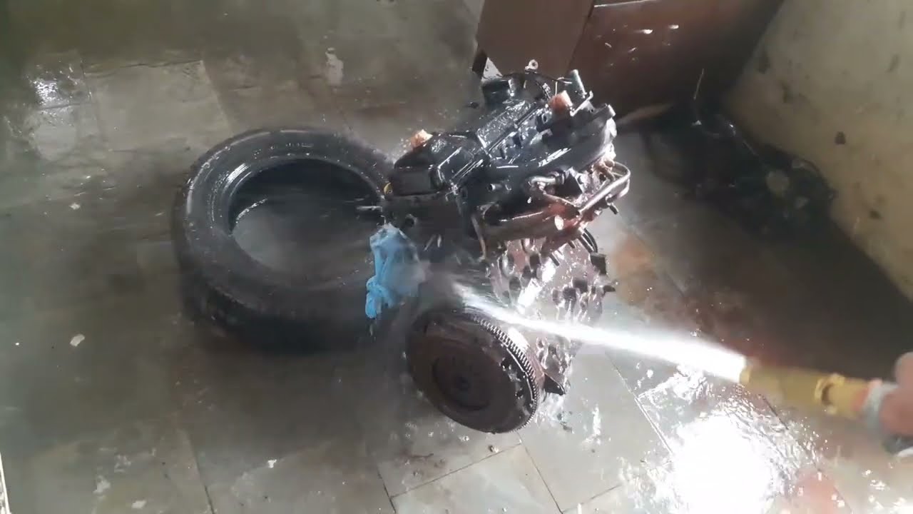 Limpeza profunda em motor de carro usando soda cáustica, preparação para pintura