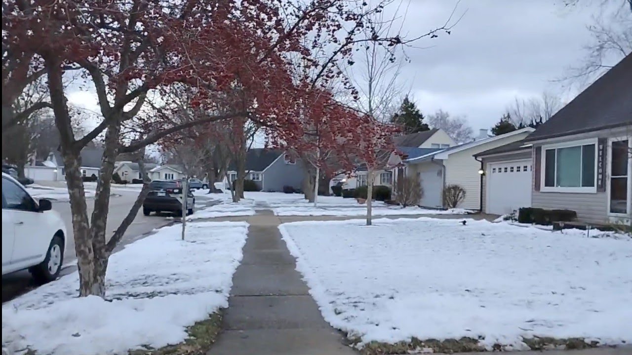 Evening winter walk in American middle class neighborhood | Illinois homes in neighborhood 