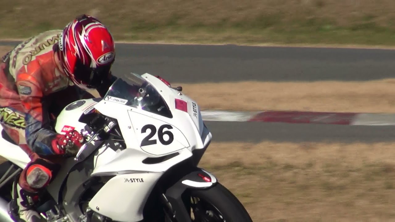 Aprilia RS4 125 and HONDA CBR125R on race track