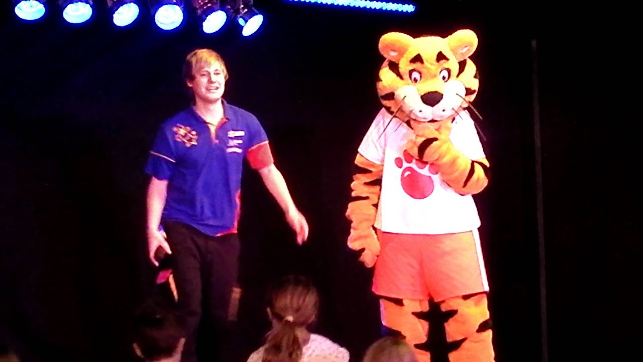 FUNSTAR GARY & RORY THE TIGER @ HAVEN WEYMOUTH BAY 2012 DOIN THE HOKEY COKEY