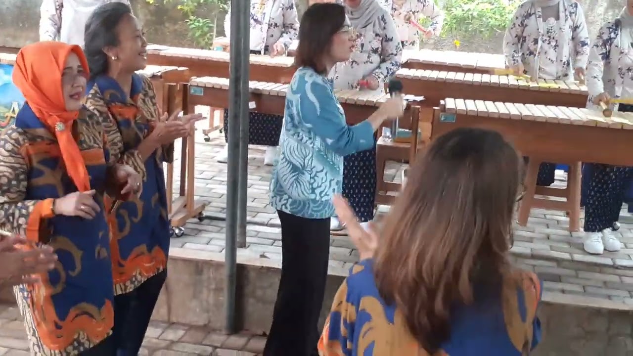 Kolintang Gema Arunika Alusiau Featuring Bu Christine (  Camat Sukmajaya ) 