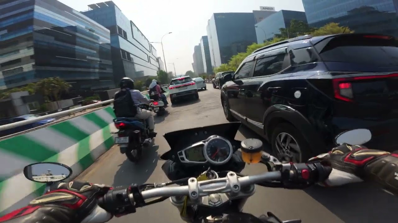 Triumph Speed Triple 1050 - Solo ride in city 01