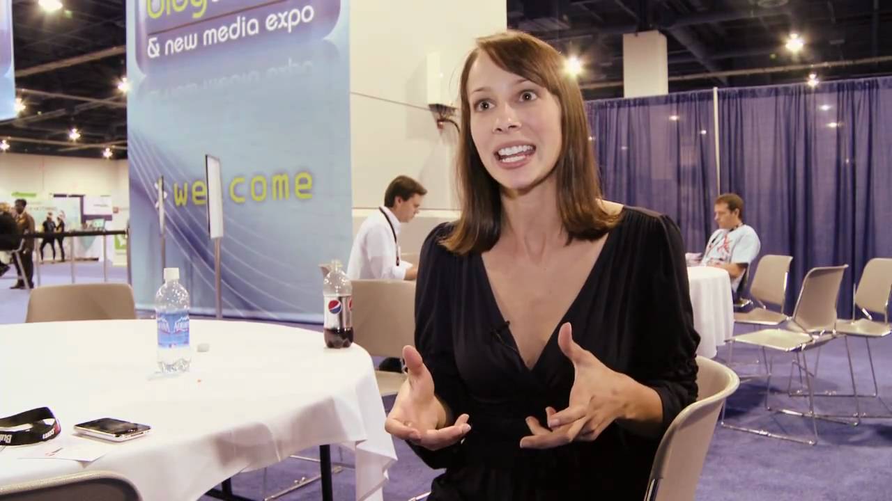 Cali Lewis from GeekBrief.tv @ Blog World & New Media Expo 2009