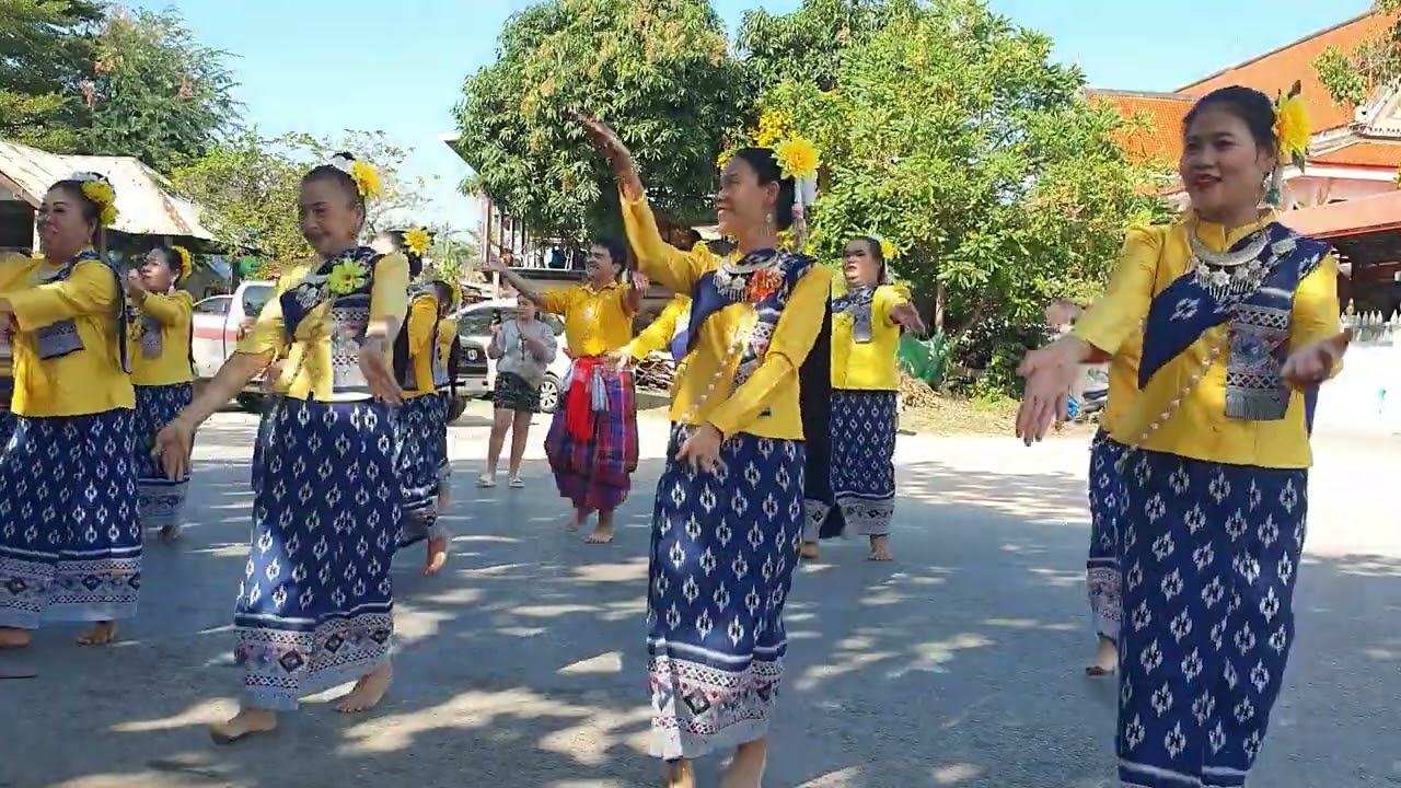 รำบวงสรวงศาลเจ้าพ่อหลักเมืองชุมแพ