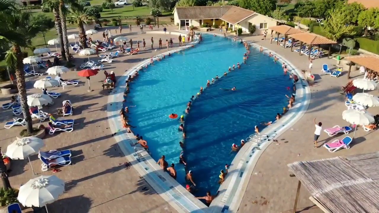 Flash mob in piscina al villaggio capopiccolo