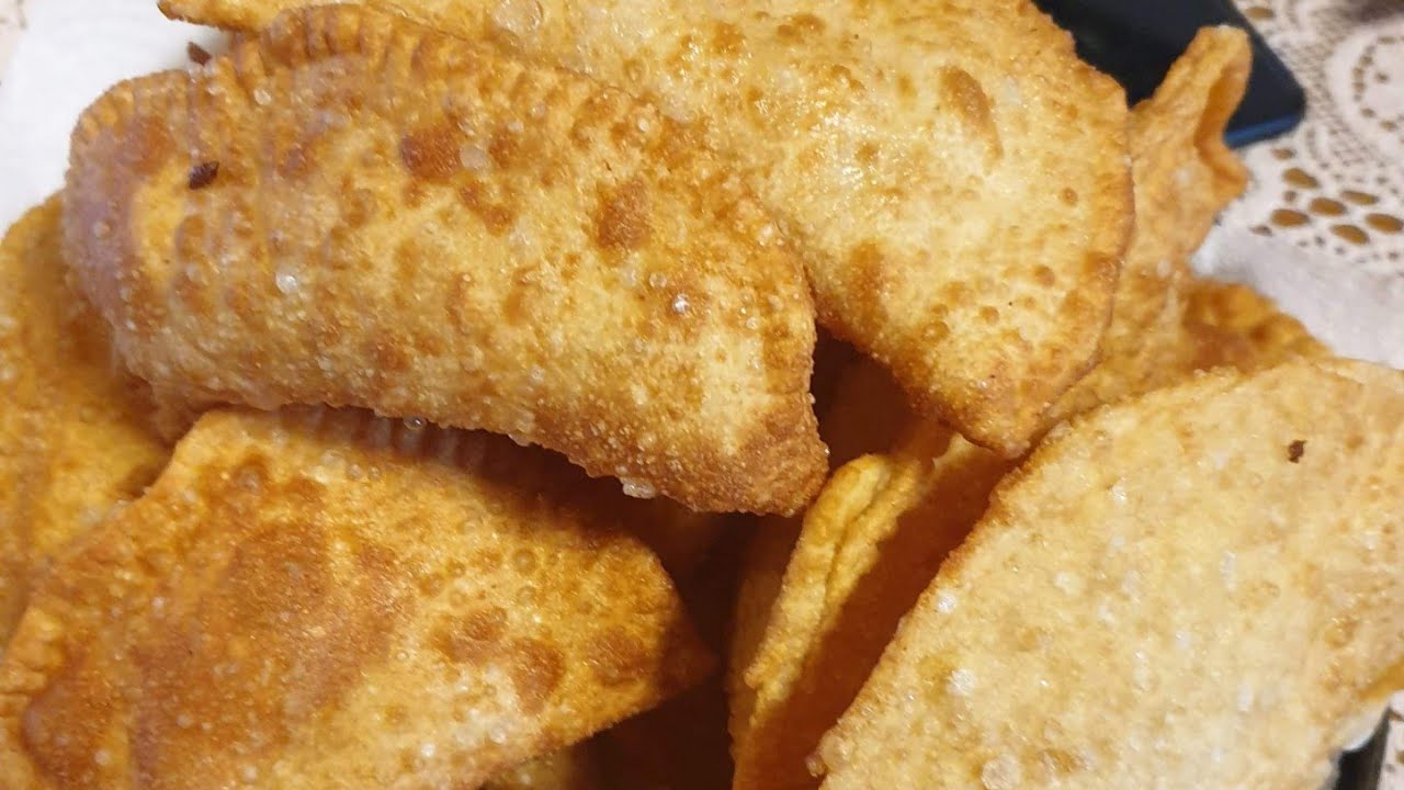 EMPANADAS FRITAS DE QUESO CON SU RICO API MORADO Y BLANCO.
