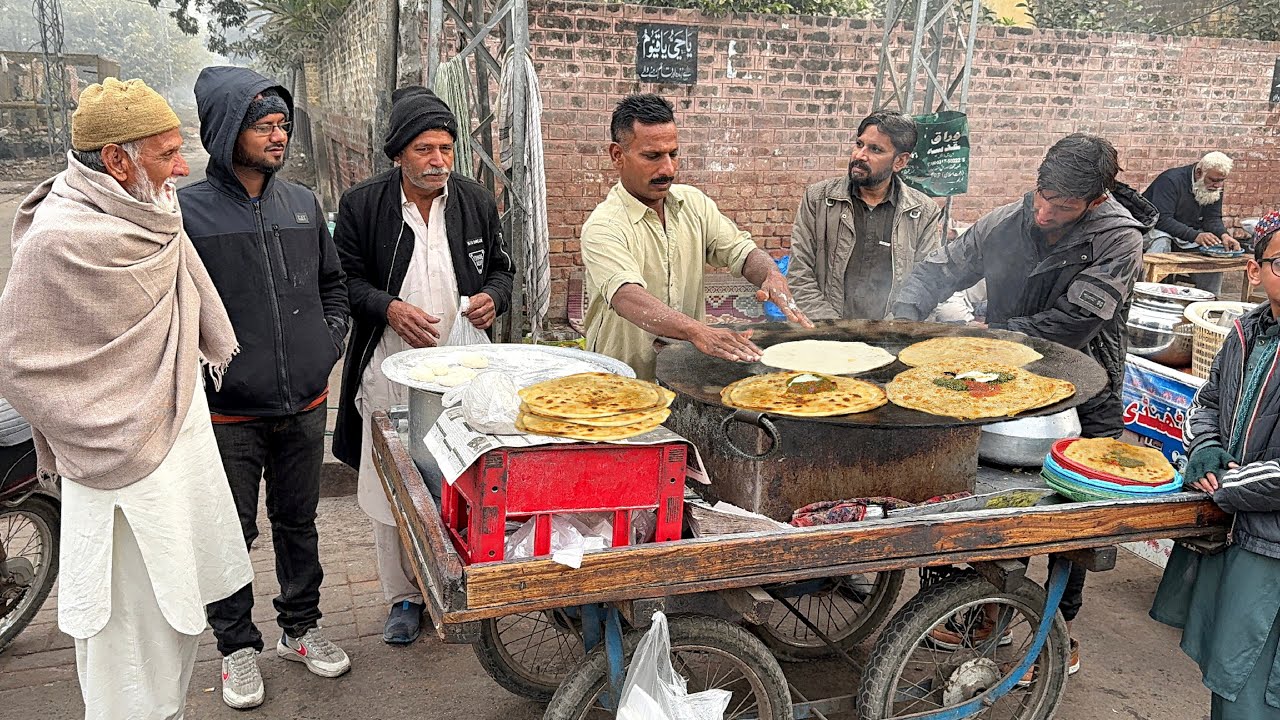 70/- Rs DESI WINTER FOOD STREET IN LAHORE 😍 SAAG MAKHAN WITH CHUTNI - ALOO PARATHA