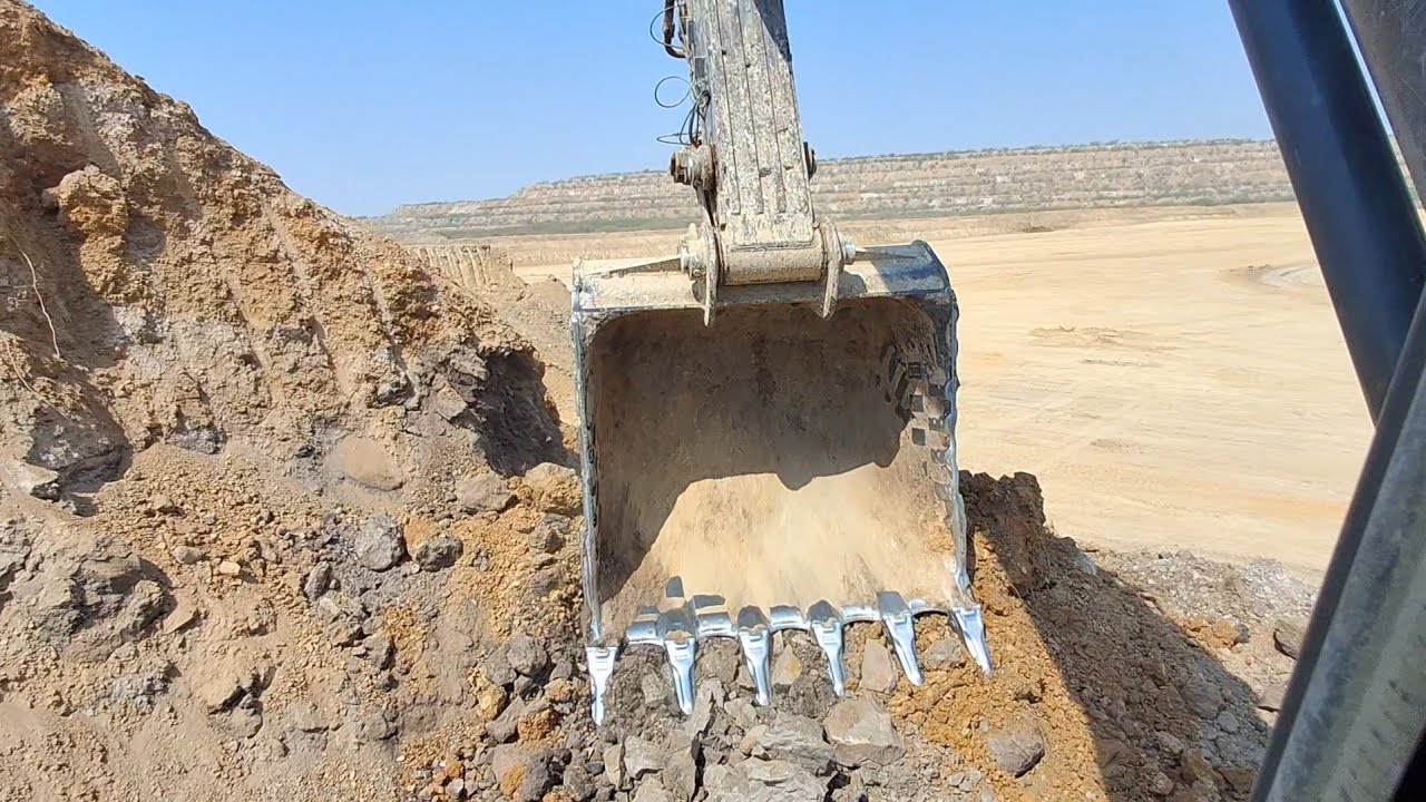 #video soil loading Volvo taracks stok materiyal full loading 460volv Digging backhoe wahical cat350