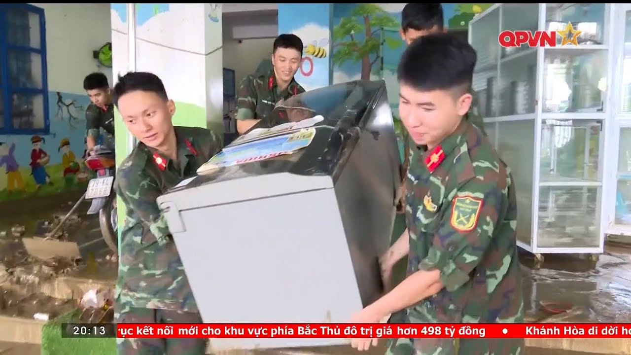 Trường Sĩ quan Thông tin tham gia khắc phục hậu quả mưa lũ tại Phường Bắc Nha Trang