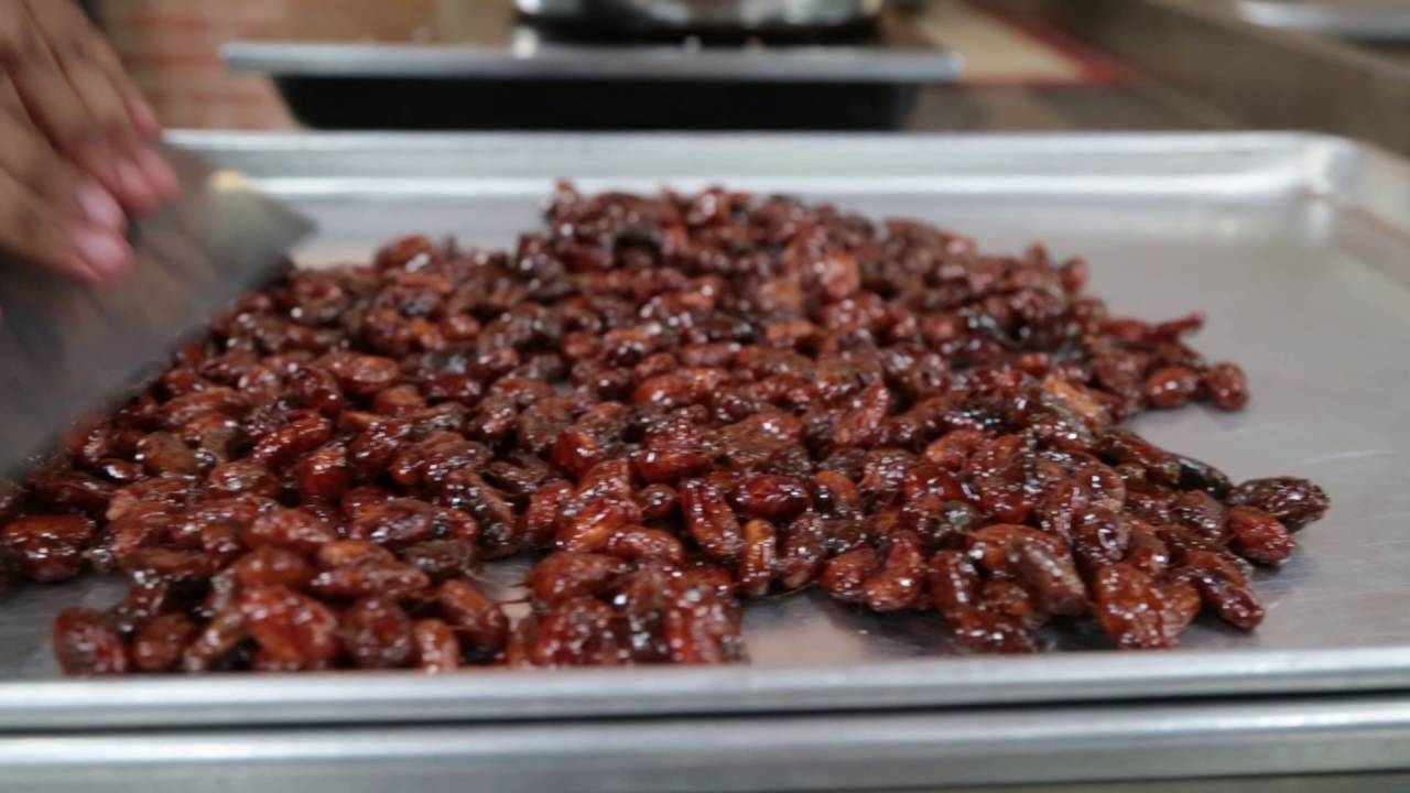 Vea cómo preparar las semillas de cacao garrapiñadas