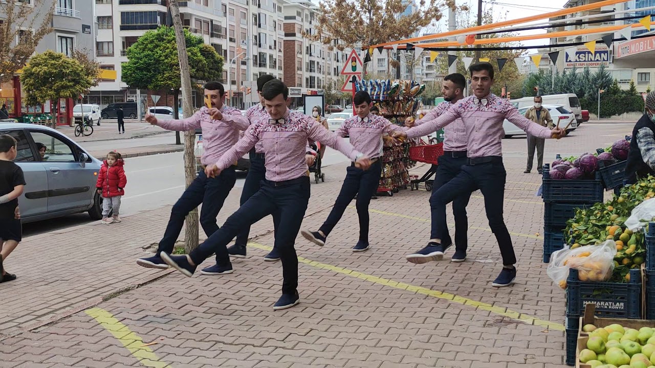 Grup kaşıks dans gösterisi 🕺