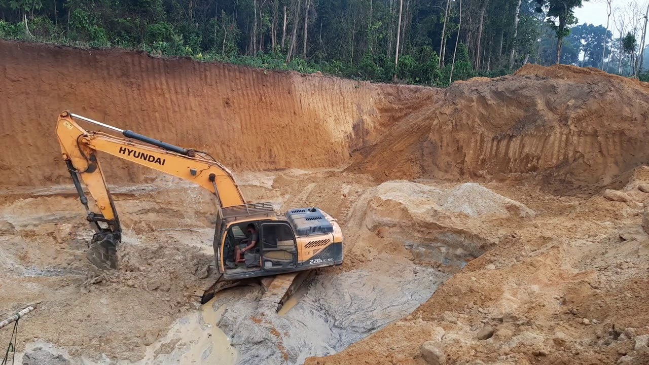 Escavadeira Hyundai 220 dentro do barranco de garimpo!