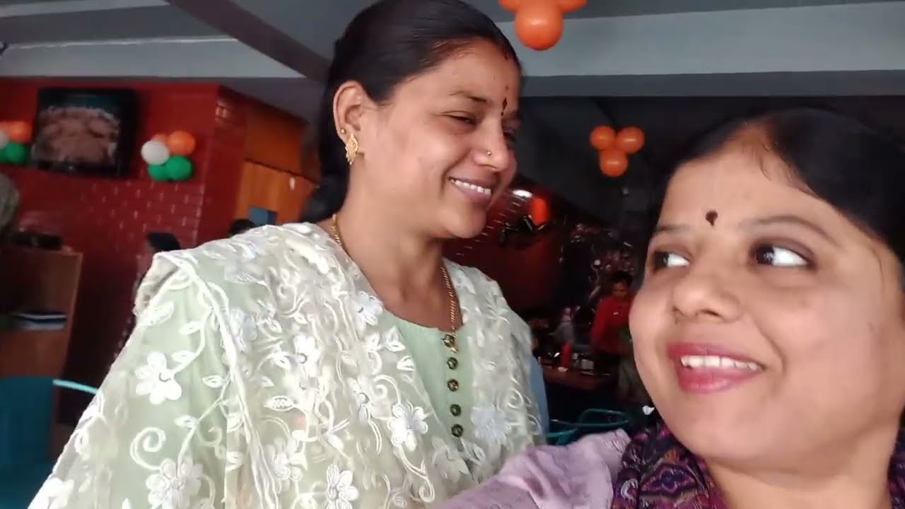 Family ke saath pizza party#trending #daily  vlog