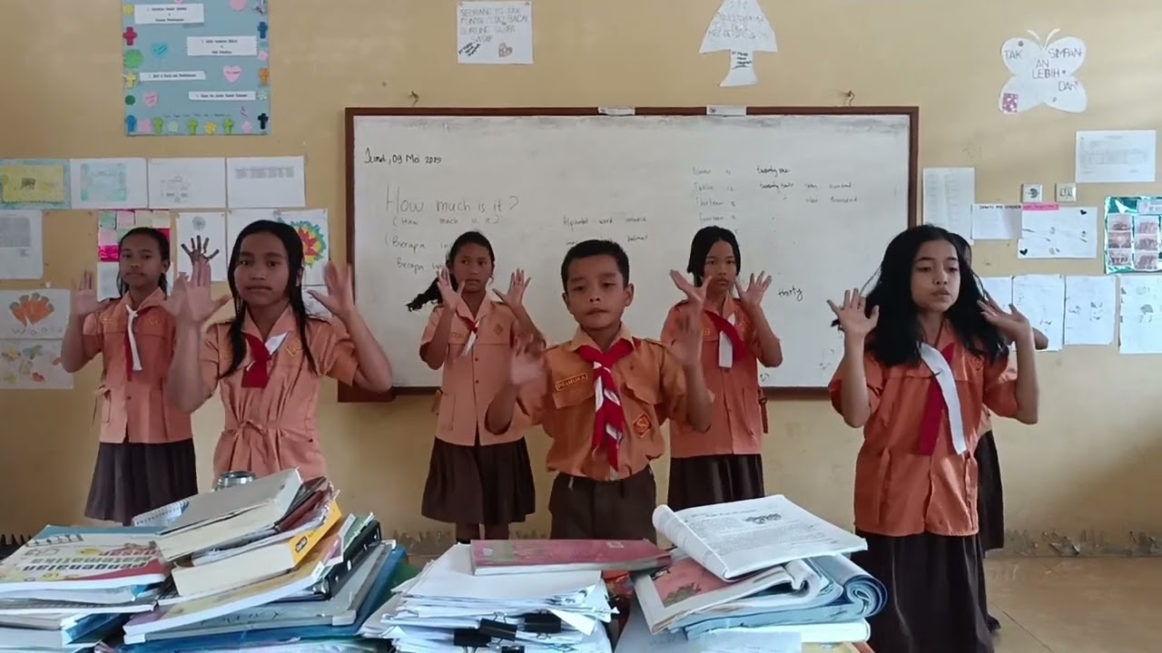 Latihan tari tor-tor Kelas 5 Lagu Luat Pahae Mikael dkk