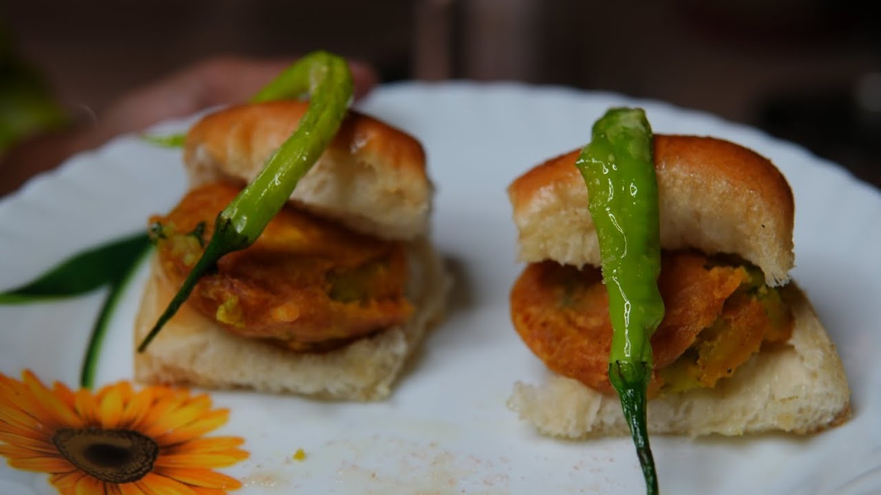 मुंबई की जान वडा पाव #street food of Mumbai Vada Pav