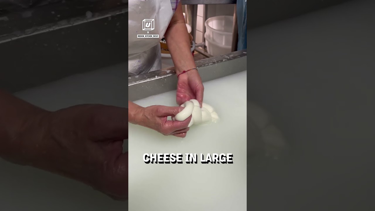 How mozzarella cheese is made in Italy! 🧀🇮🇹  - 🎥 BVIRAL / rockin_kitchen_sicily