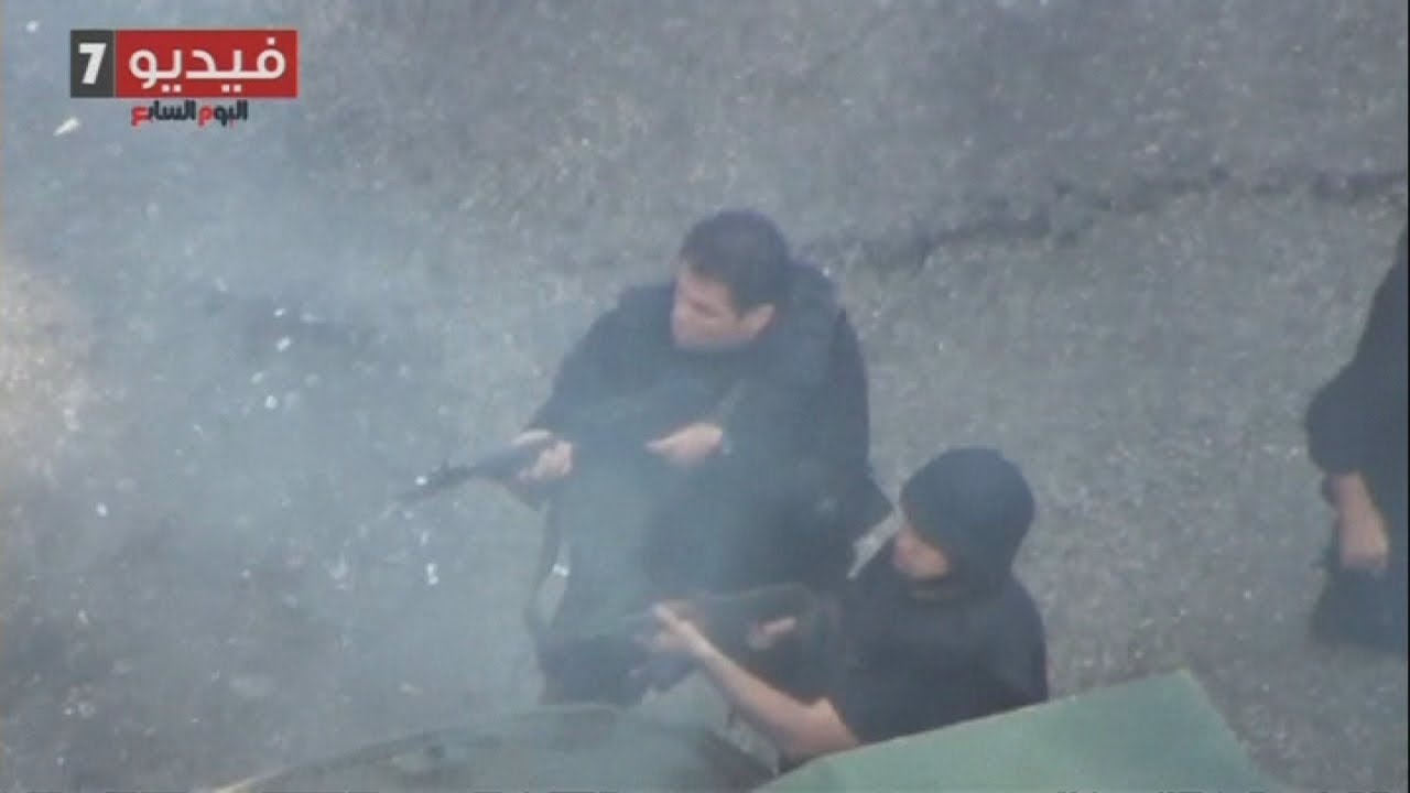 Egypt: Gunfire stand-off between police and protesters in Cairo