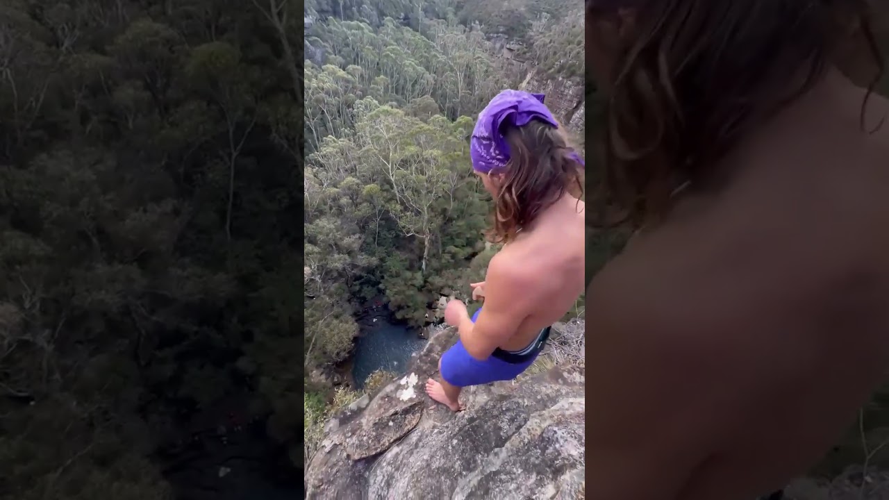 A crazy guy risks his life for an incredible 42.5m World Record Death Dive! 