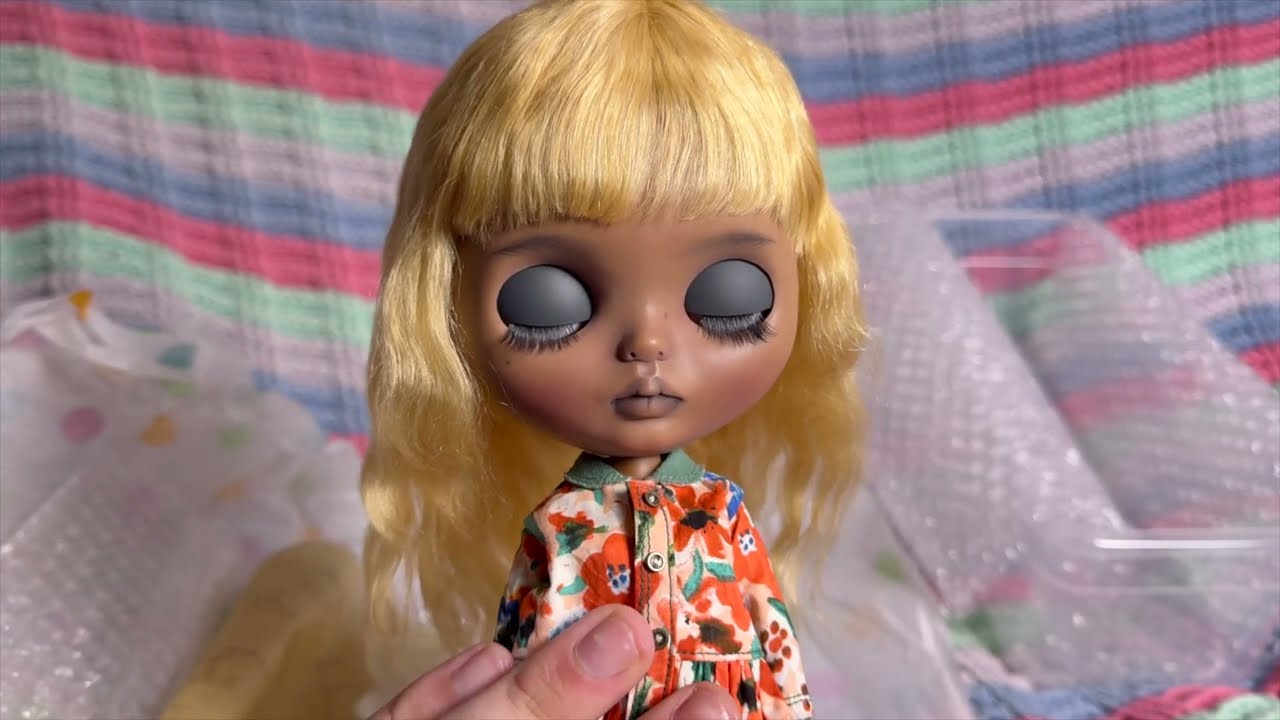 Unboxing another new custom Blythe doll. Beautiful beyond words!!