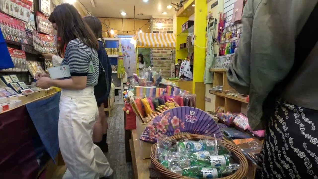 Souvenir shop and blankets in Seoul marketplace 