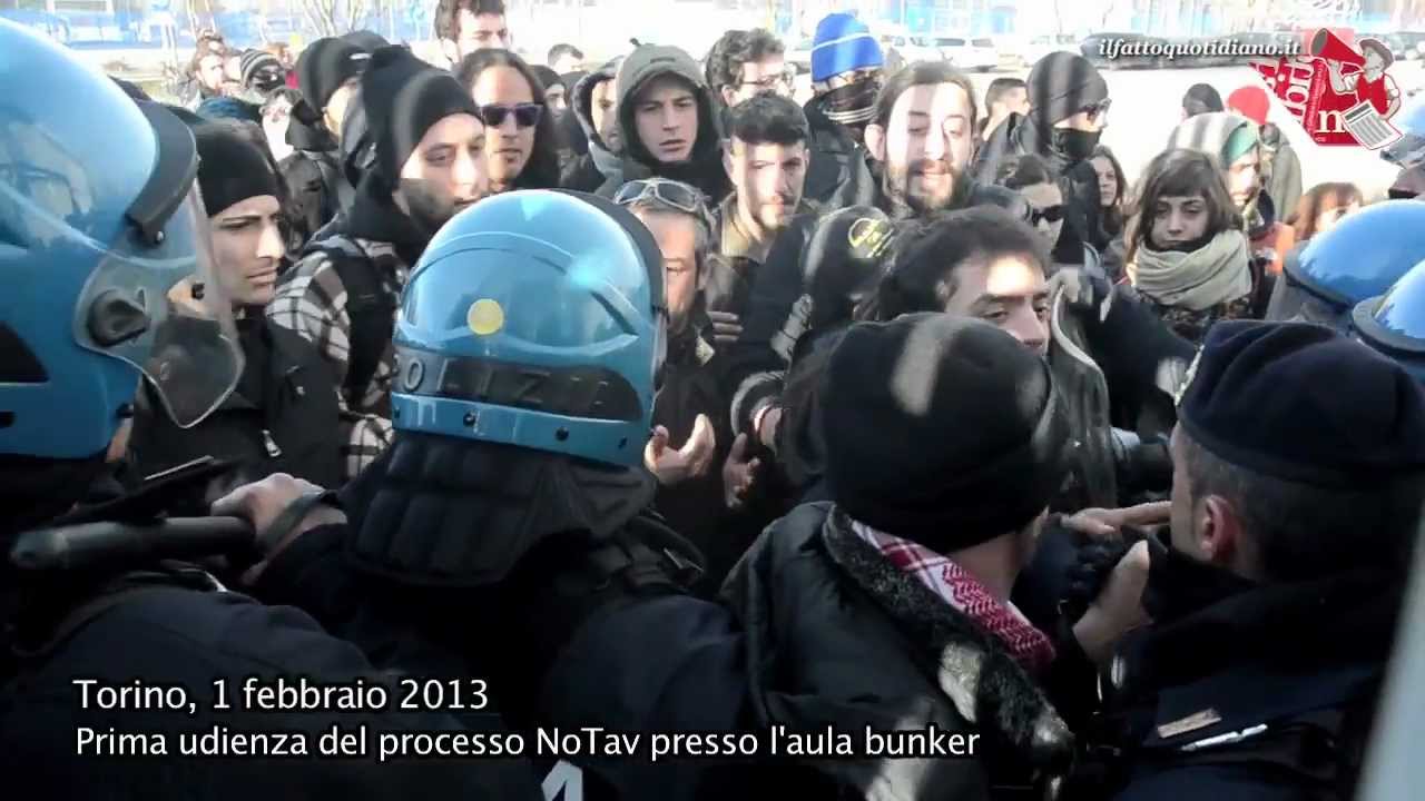 Processo No Tav, cariche davanti all'aula bunker