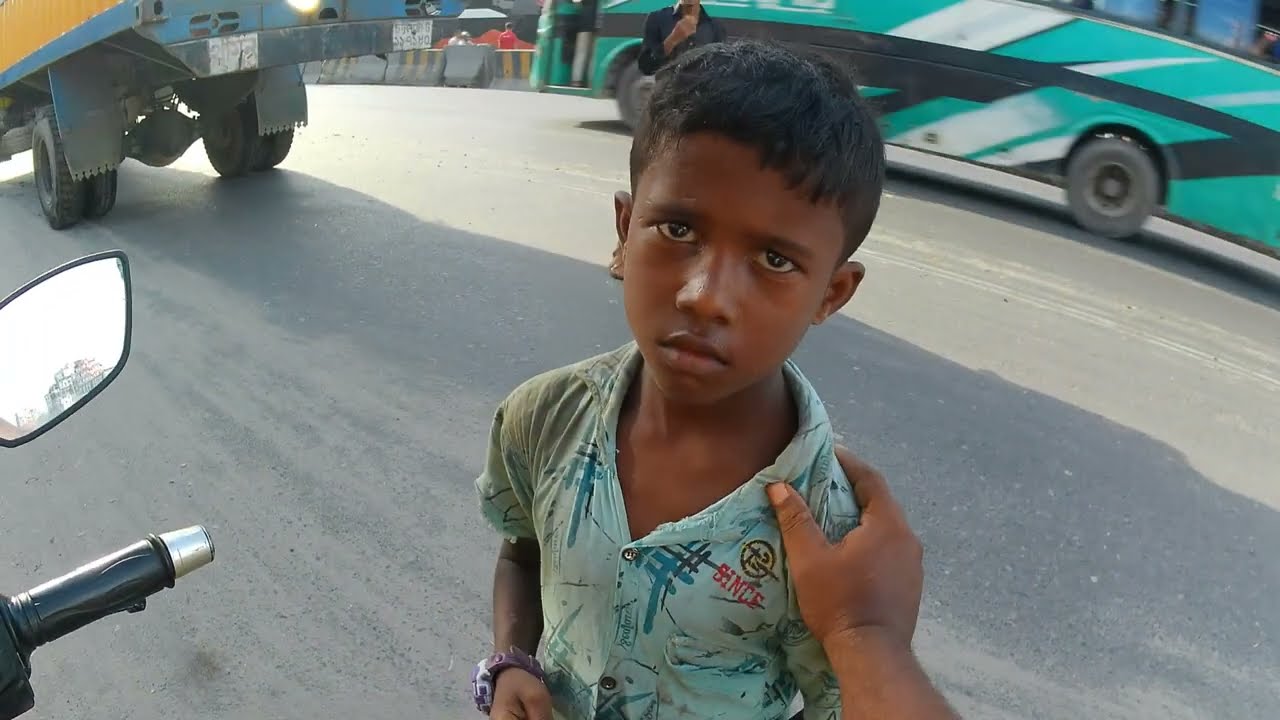 বাবা নেই, মা আর ছোট্ট ভাই বোনের খুঁশির জন্য এতটুকু বাচ্চার কতশত পরিশ্রম।