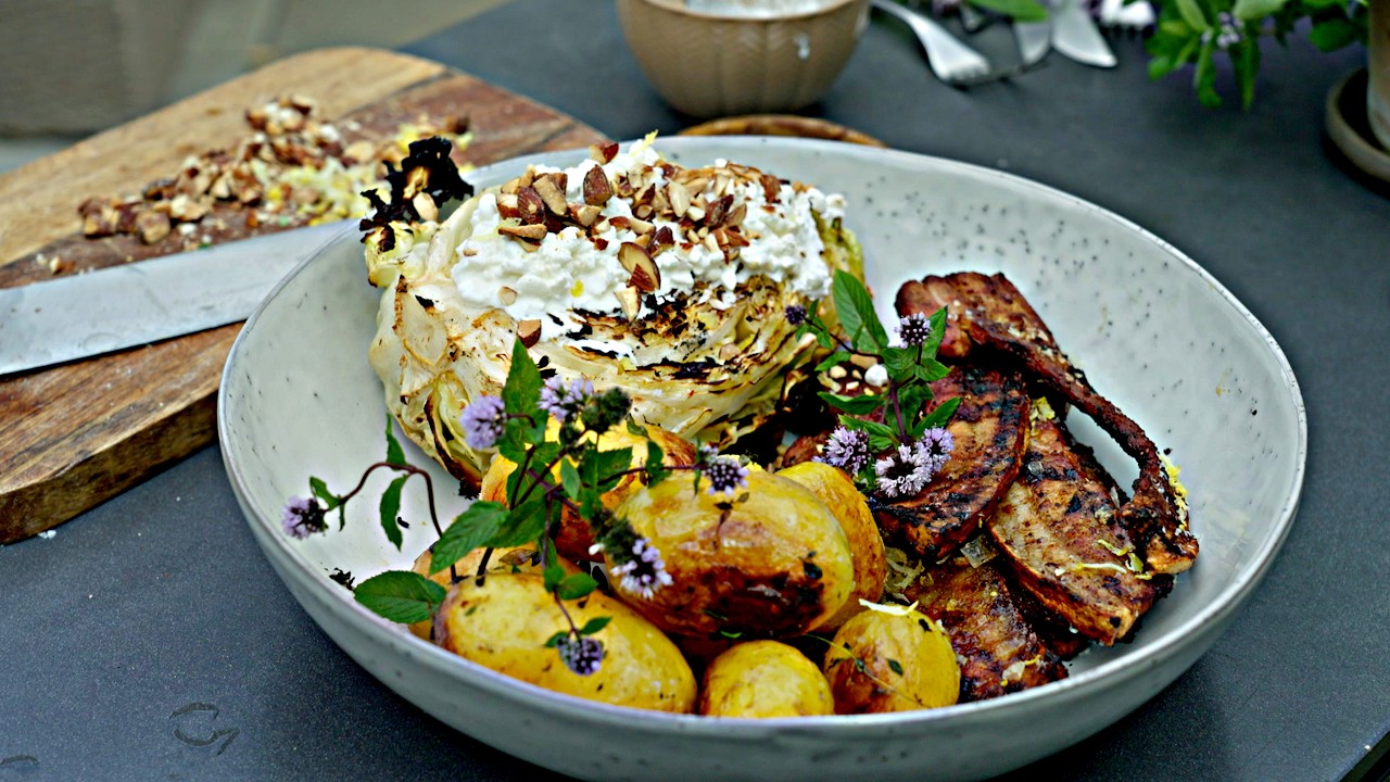 Sådan Laver Du Stegt Flæsk på Kulgrill - GastroFun