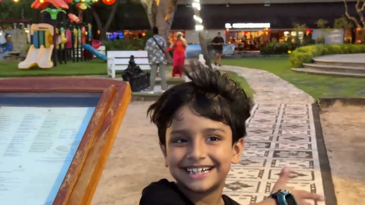 Hello guys, Dekho little skater devarth Indonesia 🇮🇩😱 mein ghoom Raha Hai