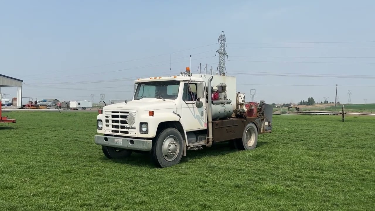 Lot 218 1986 International 1955 Lube Truck