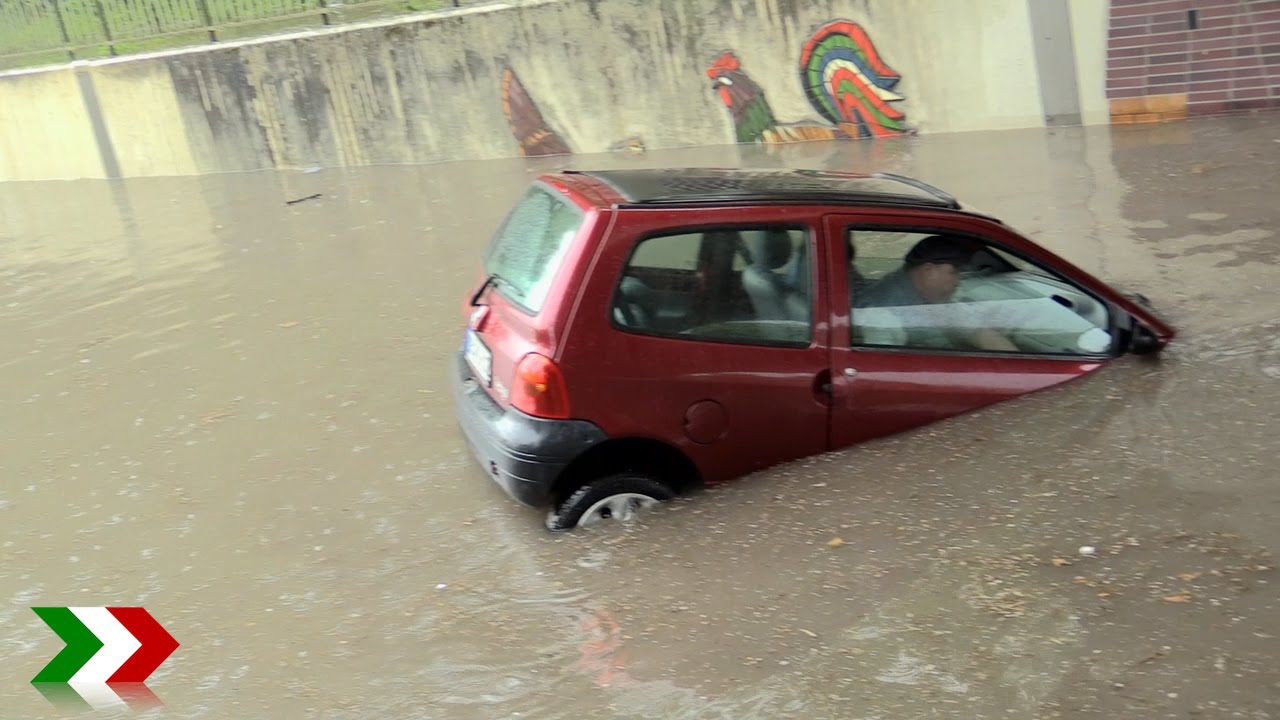 Unwetter: Twingo-Fahrer retten sich vor Wassermassen